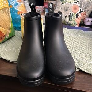 Black Short Ankle Rainboots Women’s Size 10